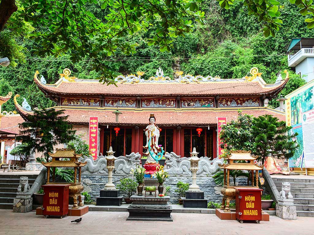 Places To Visit in Halong - long tien pagoda